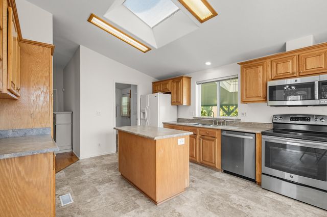 208 NW Creekside Drive, Grants Pass, OR 97526
