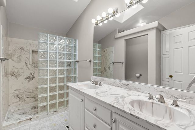 208 NW Creekside Drive, Grants Pass, OR 97526