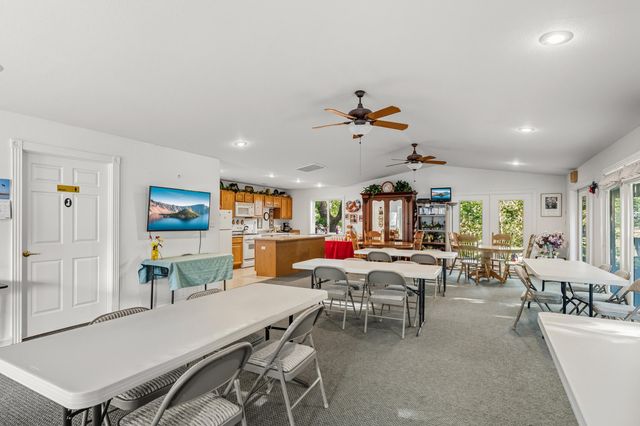 208 NW Creekside Drive, Grants Pass, OR 97526