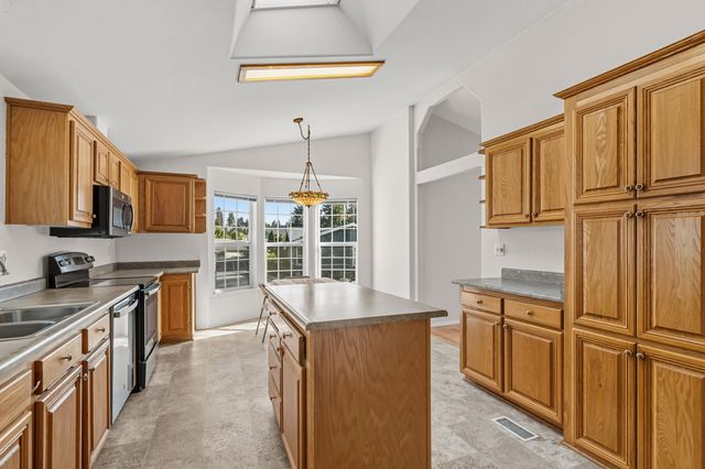 208 NW Creekside Drive, Grants Pass, OR 97526