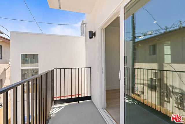 10965 Calvert, North Hollywood, CA 91606