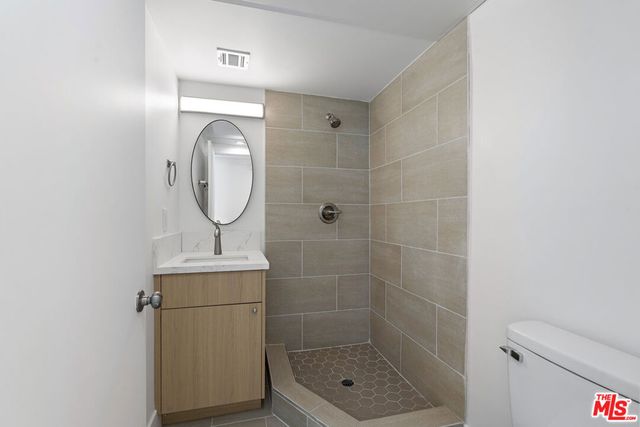 10965 Calvert, North Hollywood, CA 91606