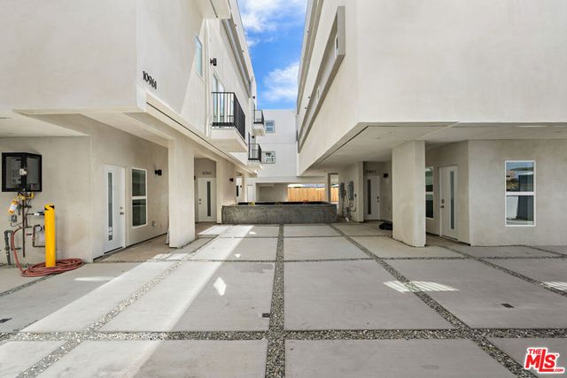10965 Calvert, North Hollywood, CA 91606