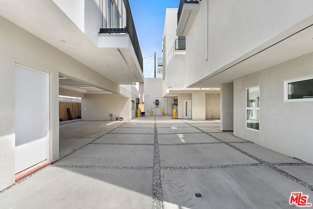 10965 Calvert, North Hollywood, CA 91606