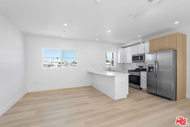 10965 Calvert, North Hollywood, CA 91606