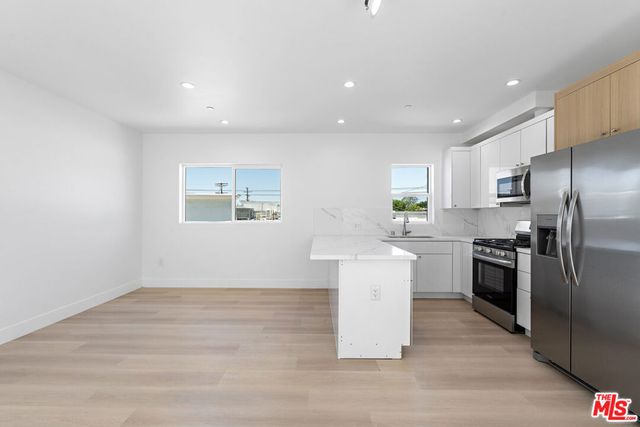 10965 Calvert, North Hollywood, CA 91606