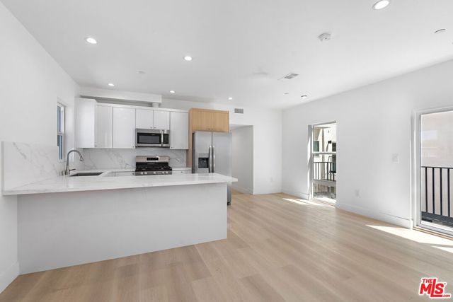 10965 Calvert, North Hollywood, CA 91606