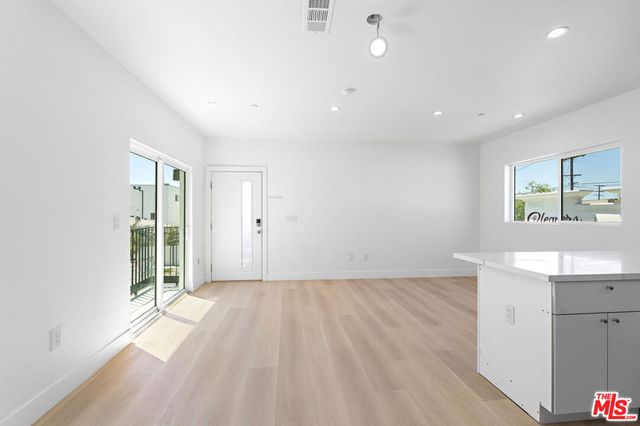 10965 Calvert, North Hollywood, CA 91606