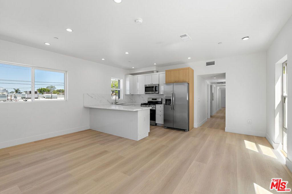 10965 Calvert, North Hollywood, CA 91606