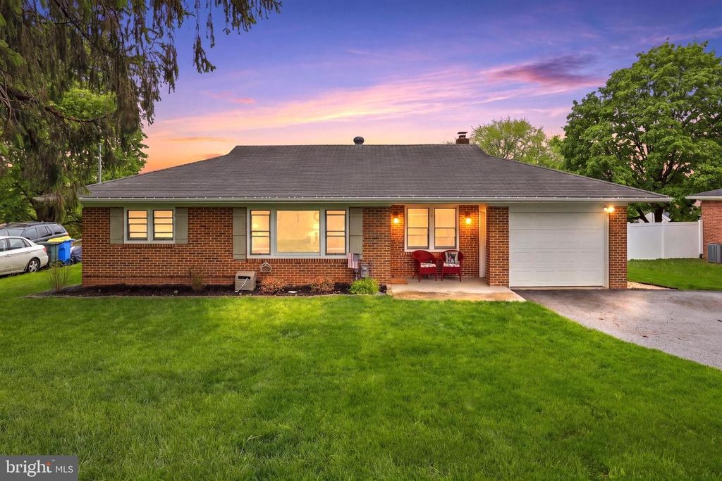 332 DONNA LN, York, PA 17403