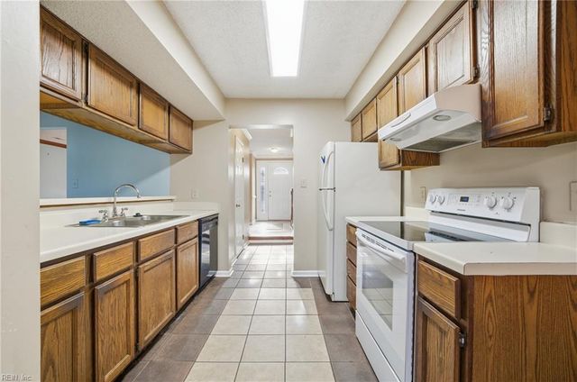 1547 Hummingbird LN, Virginia Beach, VA 23454