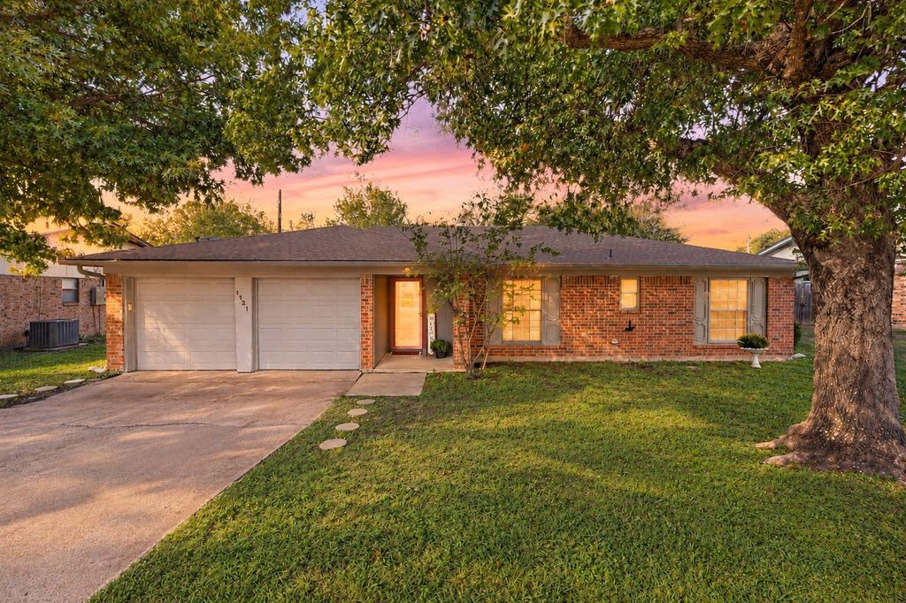 1121 Timbercreek Road, Benbrook, TX 76126 — exterior