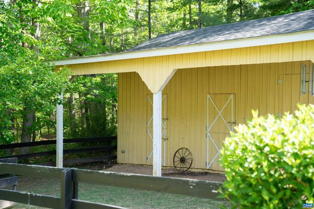 100 CAMPBELL RD, Keswick, VA 22947