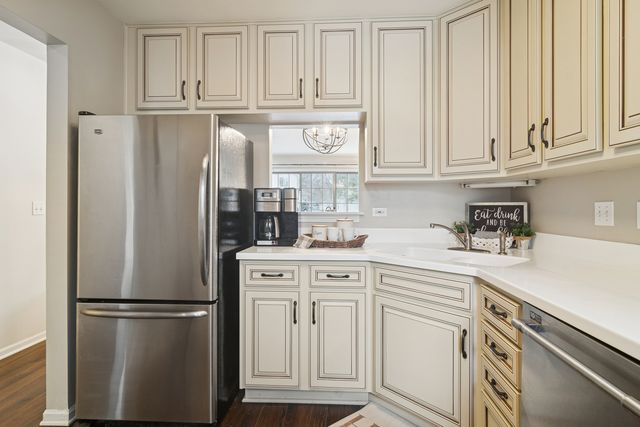 1506 N Saint Marks Place, Palatine, IL 60067