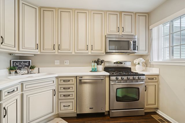 1506 N Saint Marks Place, Palatine, IL 60067