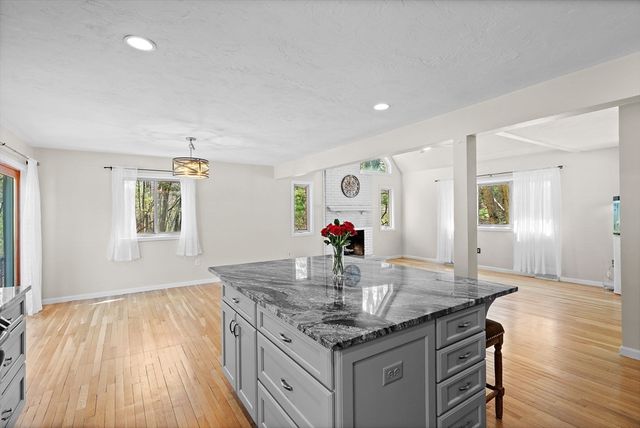 5 Quail Hollow, Westborough, MA 01581