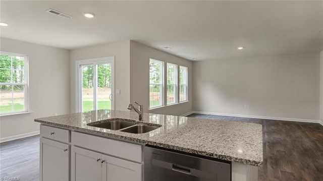122 Beechwood Circle, Thomasville, NC 27360