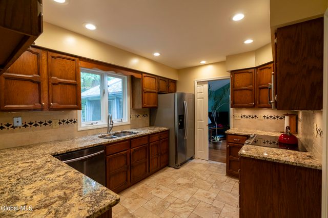 28 Wedgewood Drive, Saratoga Springs, NY 12866