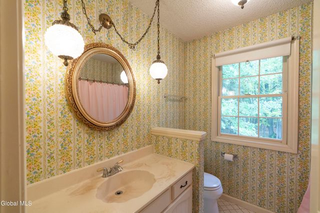 28 Wedgewood Drive, Saratoga Springs, NY 12866