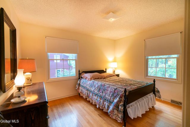 28 Wedgewood Drive, Saratoga Springs, NY 12866