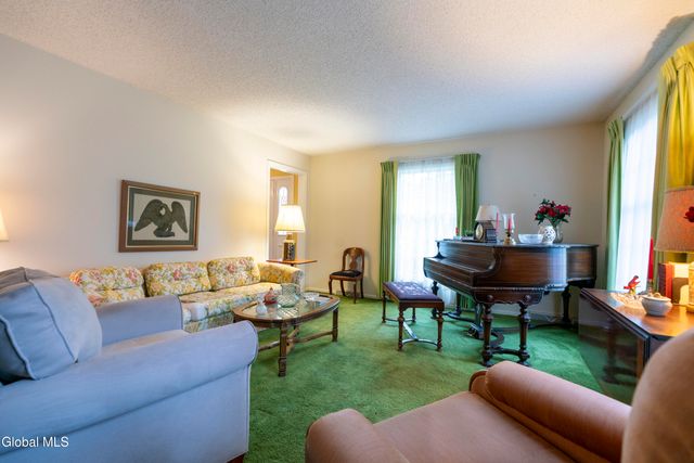 28 Wedgewood Drive, Saratoga Springs, NY 12866