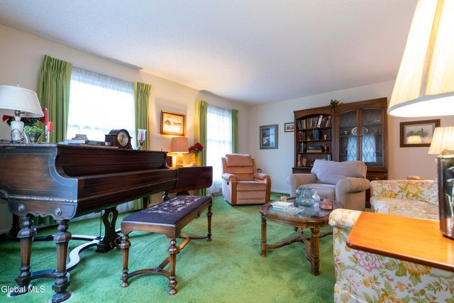 28 Wedgewood Drive, Saratoga Springs, NY 12866