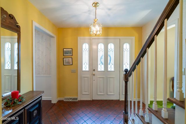 28 Wedgewood Drive, Saratoga Springs, NY 12866