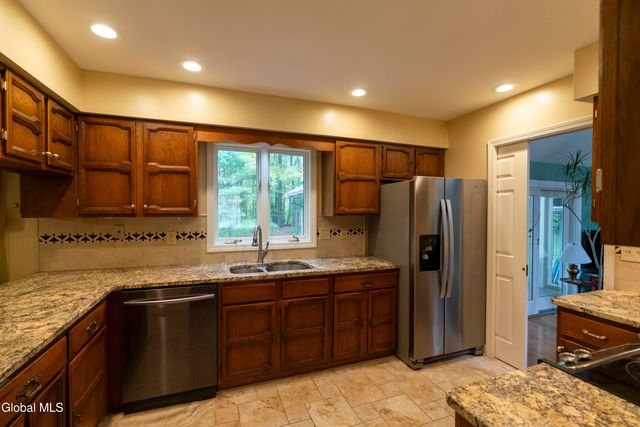 28 Wedgewood Drive, Saratoga Springs, NY 12866