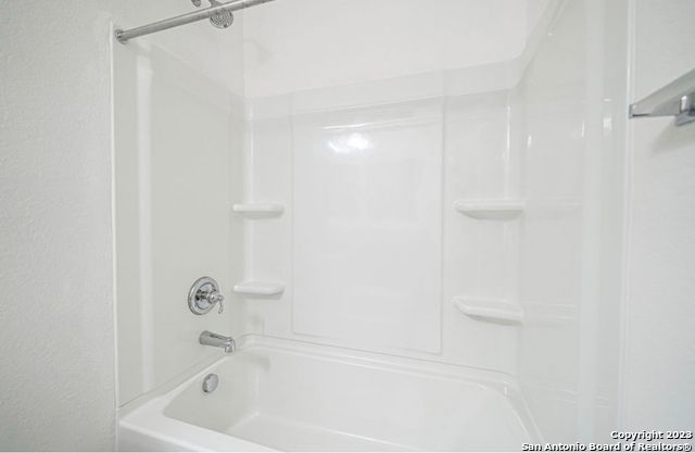 2075 Silver Oak Dr, San Antonio, TX 78213