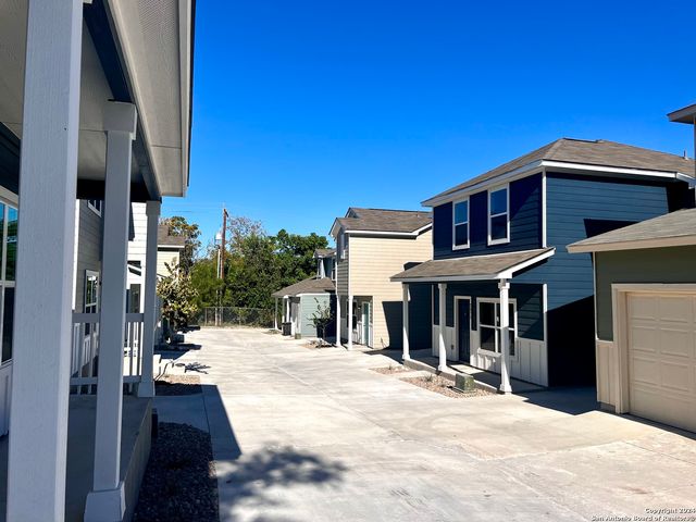 2075 Silver Oak Dr, San Antonio, TX 78213