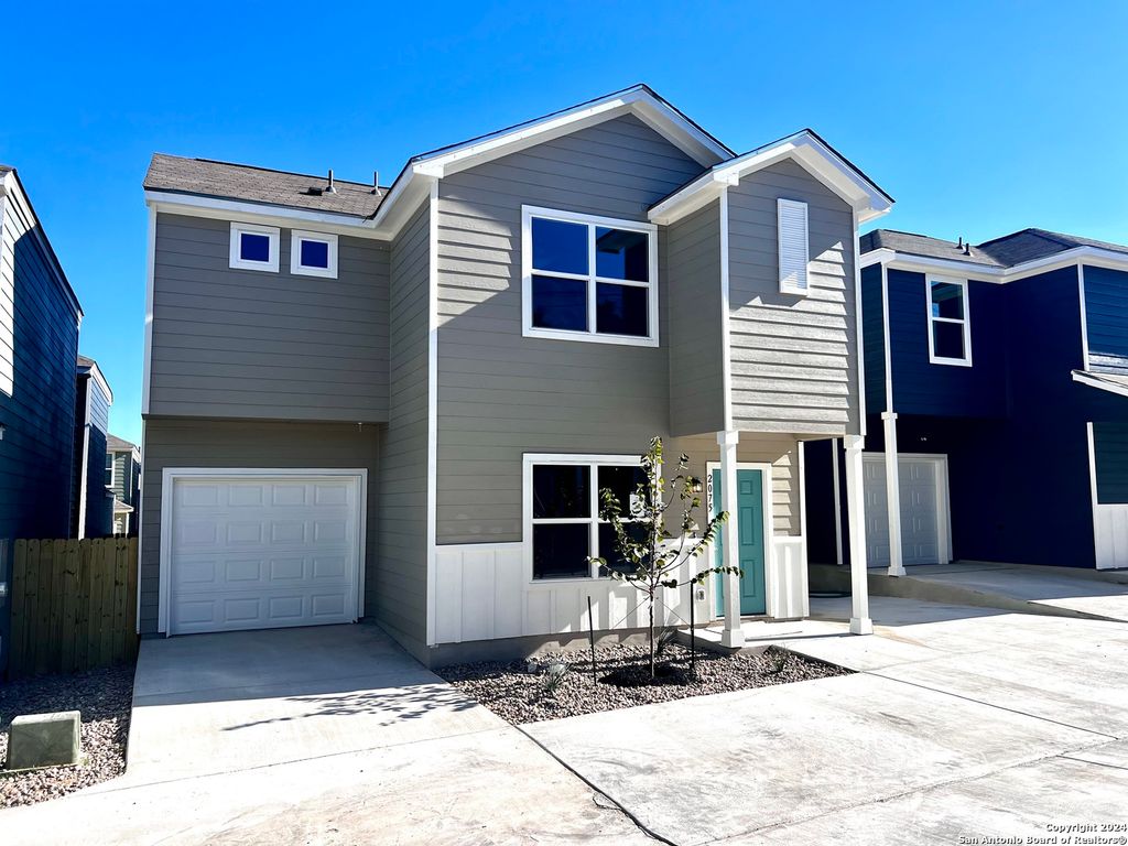 2075 Silver Oak Dr, San Antonio, TX 78213