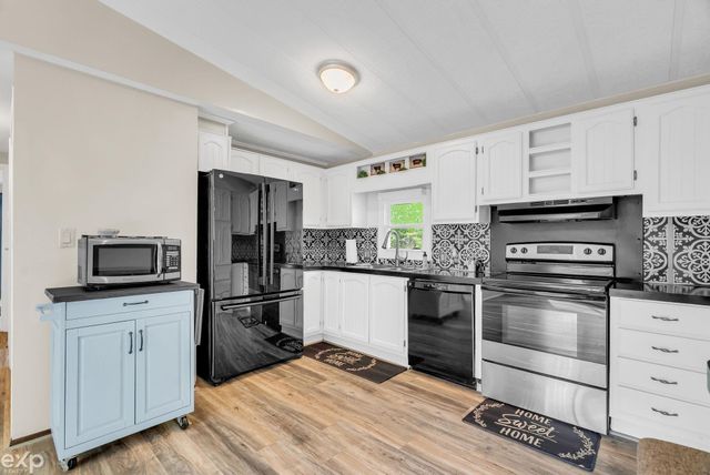 3333 Ravenswood Road, Marysville, MI 48040