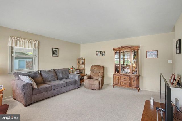 422 WESTVIEW DR, Akron, PA 17501