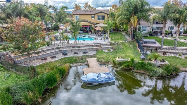 1050 Clear Lake Dr, Oakley, CA 94561