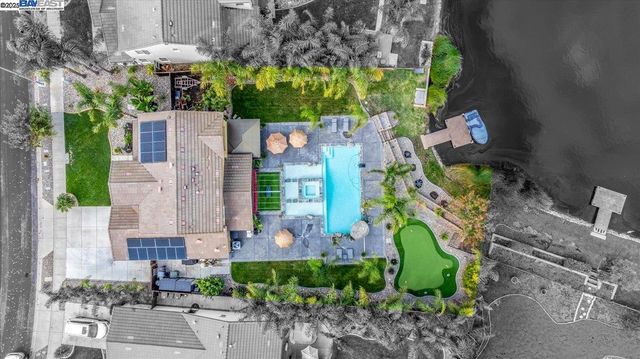 1050 Clear Lake Dr, Oakley, CA 94561