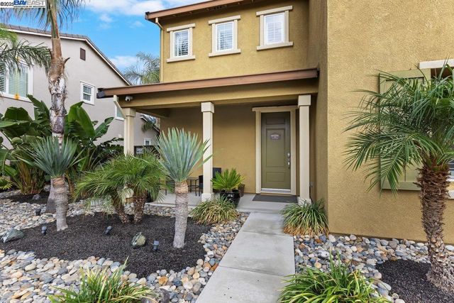 1050 Clear Lake Dr, Oakley, CA 94561