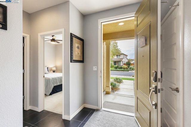 1050 Clear Lake Dr, Oakley, CA 94561