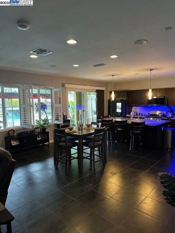 1050 Clear Lake Dr, Oakley, CA 94561