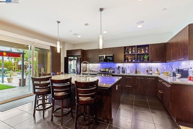 1050 Clear Lake Dr, Oakley, CA 94561