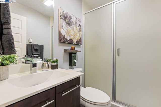 1050 Clear Lake Dr, Oakley, CA 94561