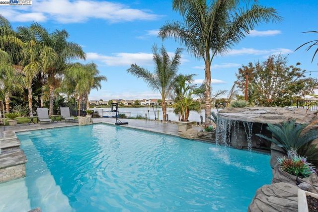 1050 Clear Lake Dr, Oakley, CA 94561