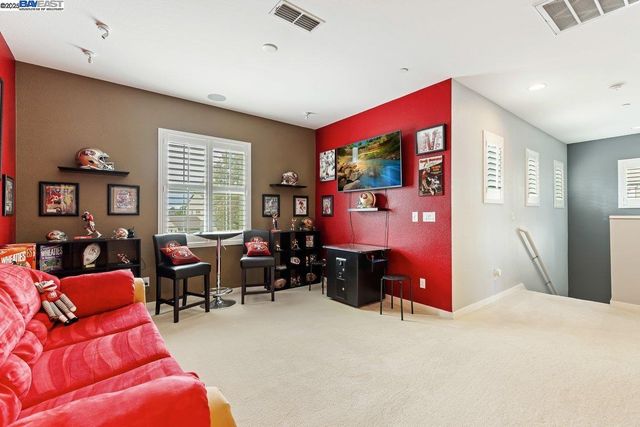 1050 Clear Lake Dr, Oakley, CA 94561