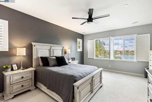 1050 Clear Lake Dr, Oakley, CA 94561