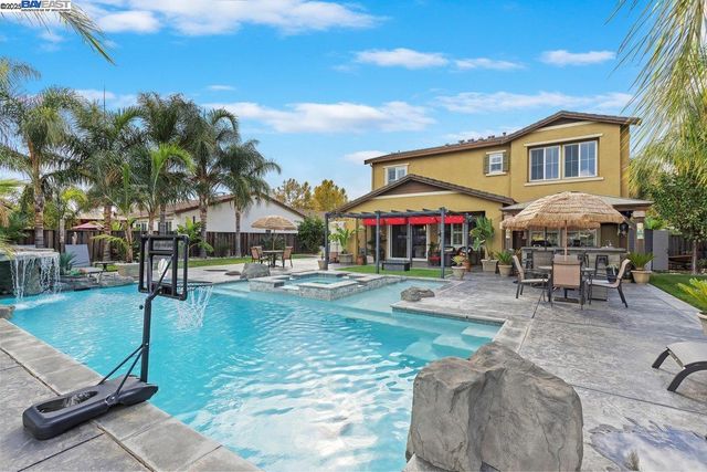 1050 Clear Lake Dr, Oakley, CA 94561