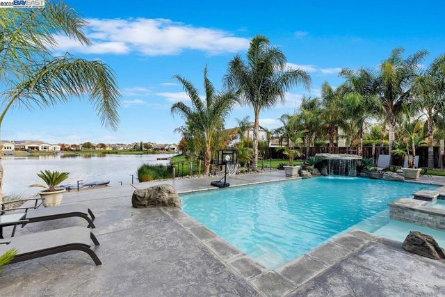 1050 Clear Lake Dr, Oakley, CA 94561