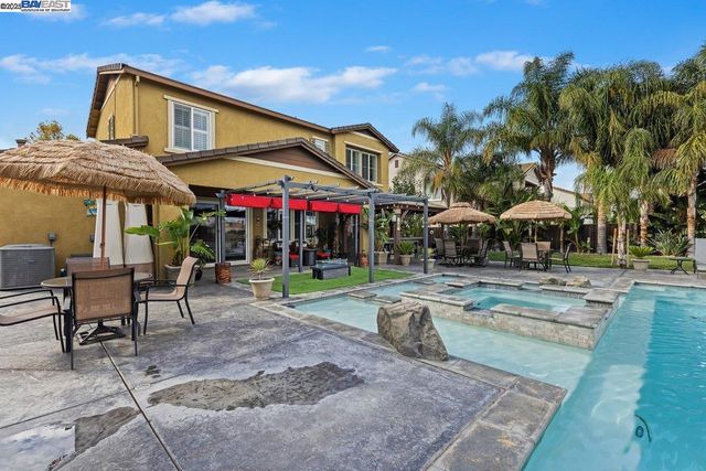 1050 Clear Lake Dr, Oakley, CA 94561