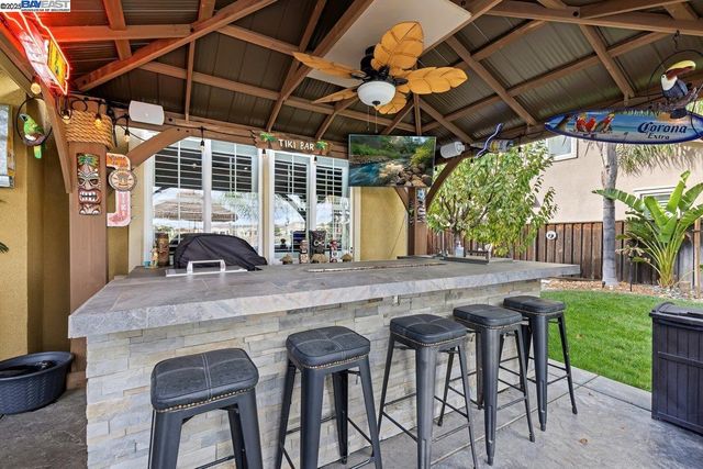 1050 Clear Lake Dr, Oakley, CA 94561