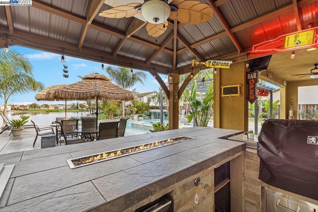 1050 Clear Lake Dr, Oakley, CA 94561