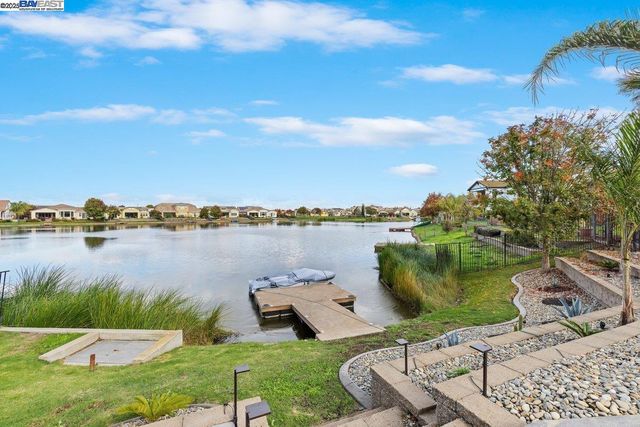 1050 Clear Lake Dr, Oakley, CA 94561