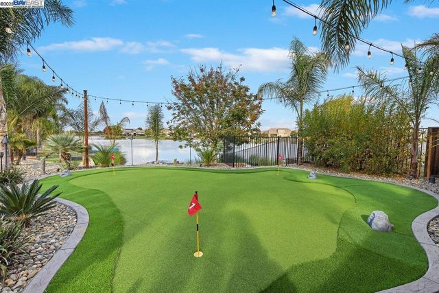 1050 Clear Lake Dr, Oakley, CA 94561